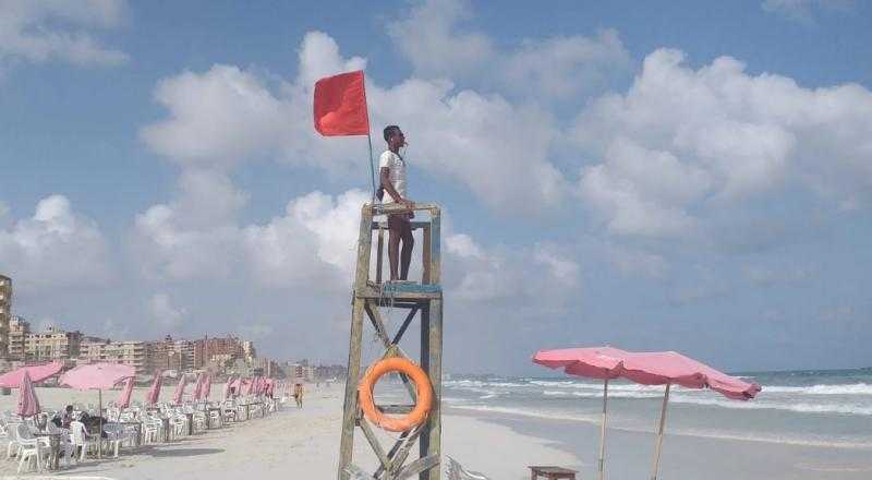 شواطئ الإسكندرية ترفع الرايات الحمراء في شم النسيم