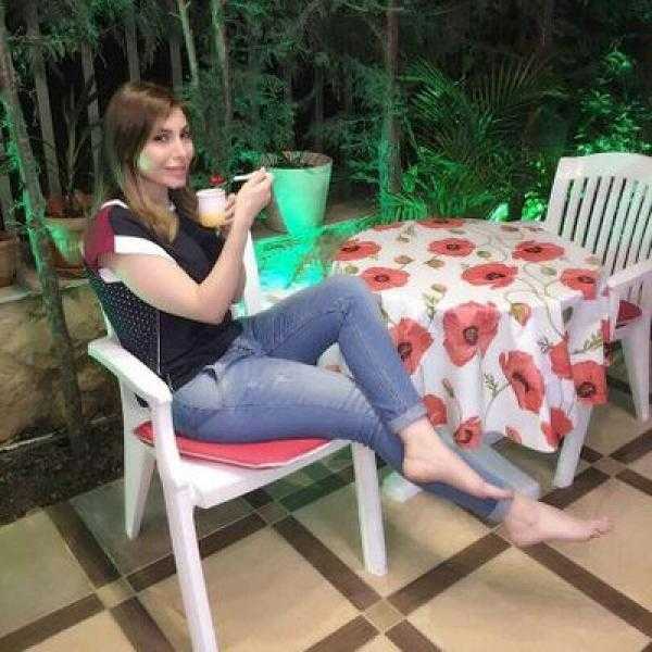 يارا أميرة بالحرير الفضفاض