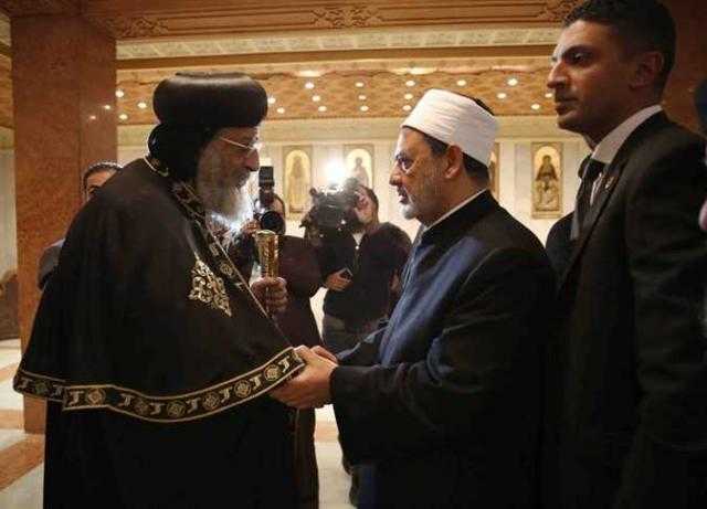 مصر محبة..شيخ الأزهر والمفتي وجمعة في الكاتدرائية لتهنئة الأقباط بعيد القيامة..البابا يشكر السيسي..وأسقف بني سويف يستشهد بالشعراوي