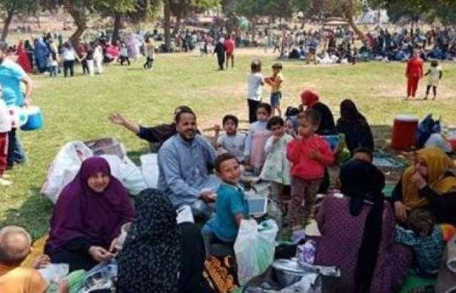 المصريون يحتفلون بشم النسيم في الحدائق والمنتزهات..والفنادق كاملة العدد في شرم الشيخ والغردقة