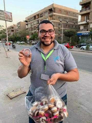 بالفيديو..شباب المعادى يوزعون ”كنافة بالنوتيلا” على الصائمين