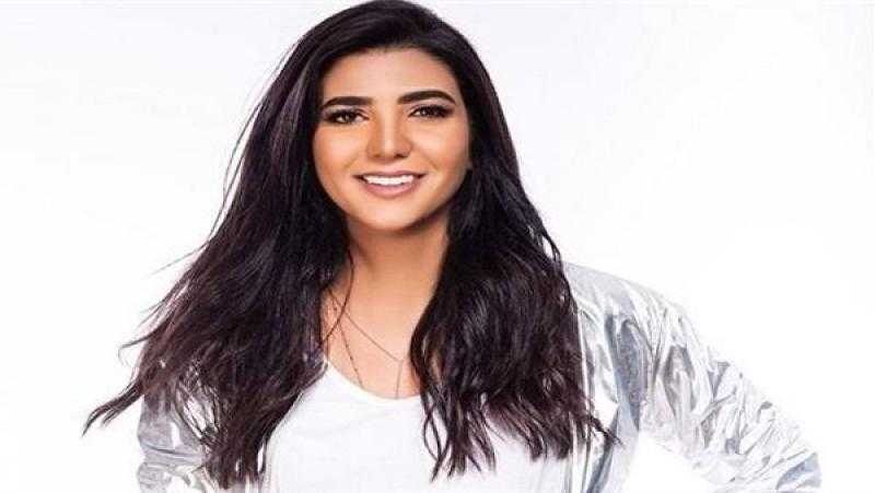 ريم سامي تعكس سحر ملامحها بألوان النود
