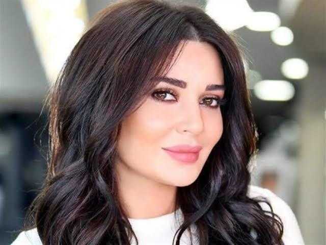 في العزل المنزلي.. فنانات رفعن شعار ”نعم للكعب العالي وفوق الركبة” (صور)