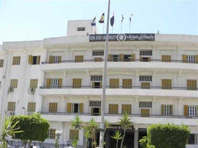 رئيس جامعة بني سويف يهدى مجلس النواب 650 نسخة من الدليل الإرشادي للبرلمان