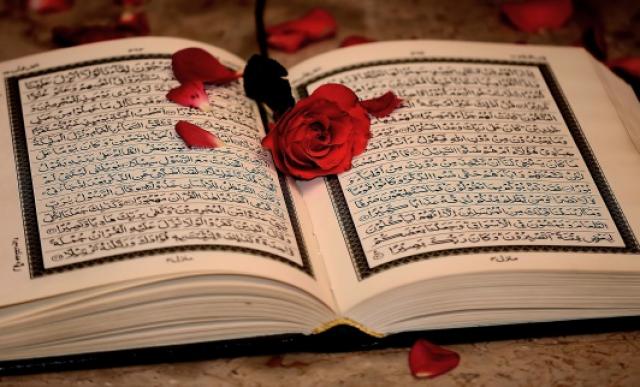 ما حكم التطريب والتغني في صوت المؤذن والمقرئ؟
