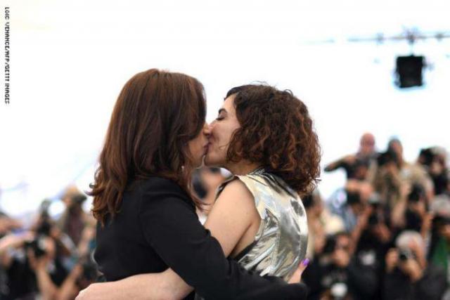 «قبلات ساحنة» بين ممثلات المغرب