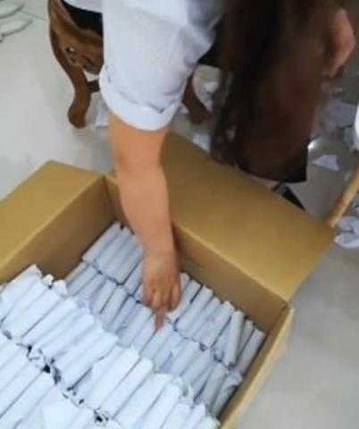 سيدة تشتري سيارة « بالعملات المعدنية» في الصين