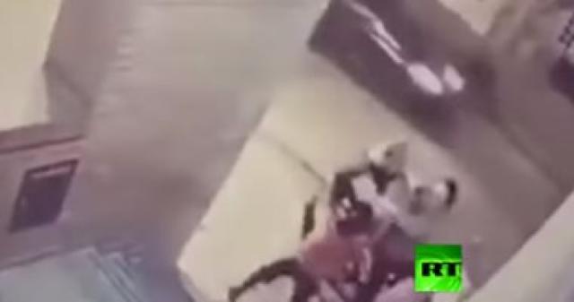  طفلة شجاعة تنقذ والدتها 