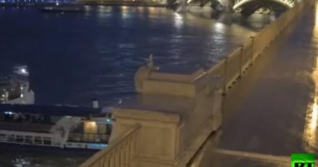  اصطدام باخرة بسفينة سياحية فى المجر
