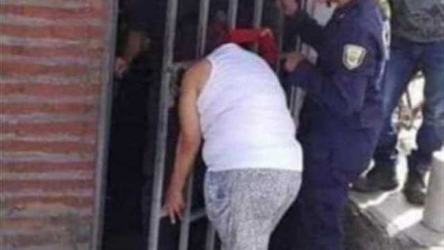 من الفضول ما يحرج.. سيدة كولومبية تضع نفسها في ورطة