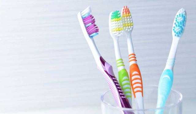 متى يجب تغيير فرشاة الأسنان؟