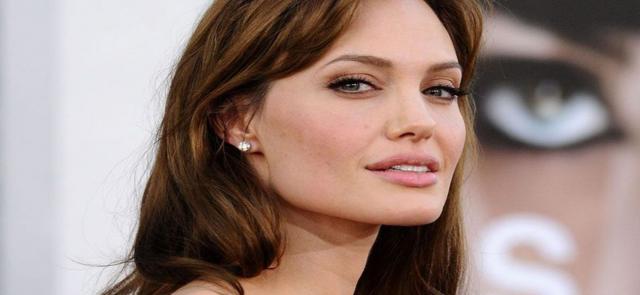 أنجلينا جولي بالحجاب في بوركينا فاسو فنون خط أحمر