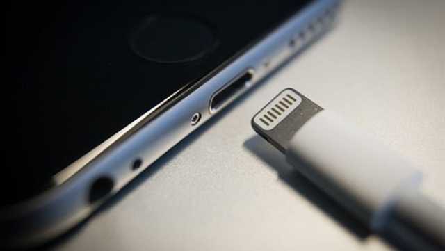 شركة أبل ستتخلى عن فكرة المدخل ”Lightning Adapters” بهاتفها الجديد
