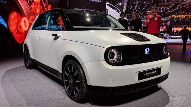 تعرف على مواصفات سيارة هوندا الكهربائية ”Honda E”