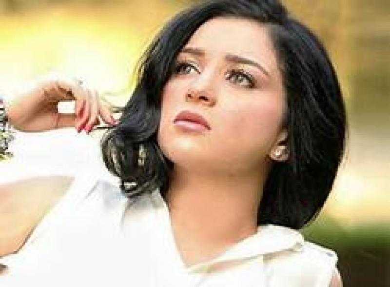 مي عز الدين تقتحم دولاب شريهان وتطل بالأسود