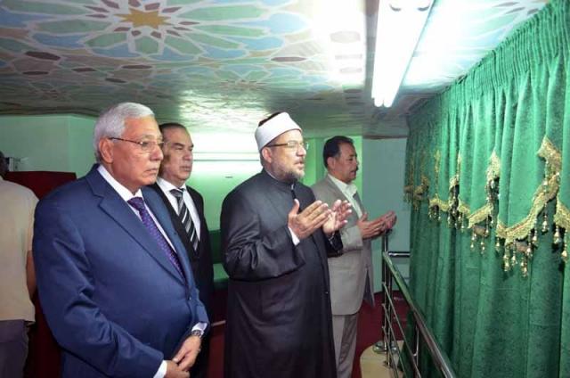 وزير الأوقاف في زيارة لقبر الإمام محمد متولي الشعراوي