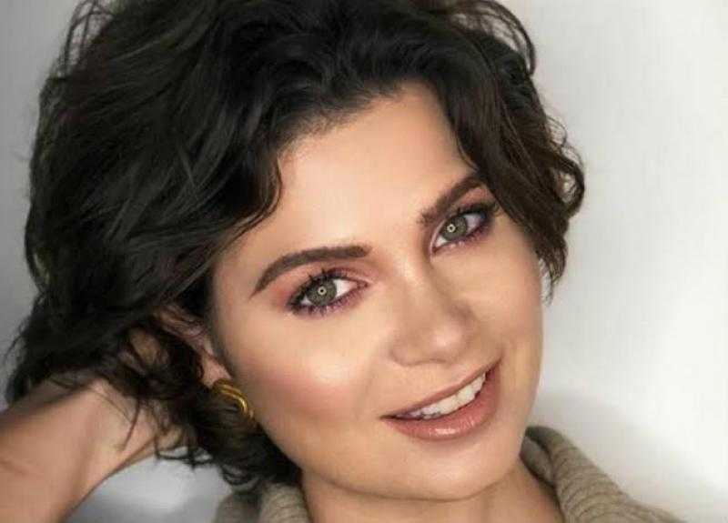يسرا اللوزي تخطف الأنظار بالأسود والأحمر الصارخ