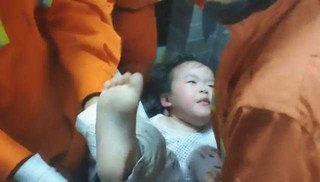 فيديو| لحظة إنقاذ طفلة حُشرت داخل غسالة ملابس لساعات