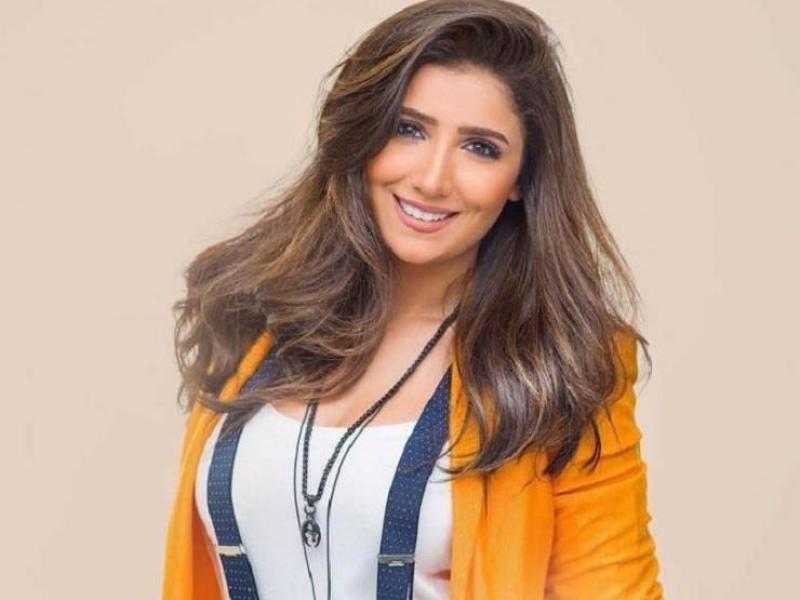 مي عمر تخطف الأضواء بجلد أسود