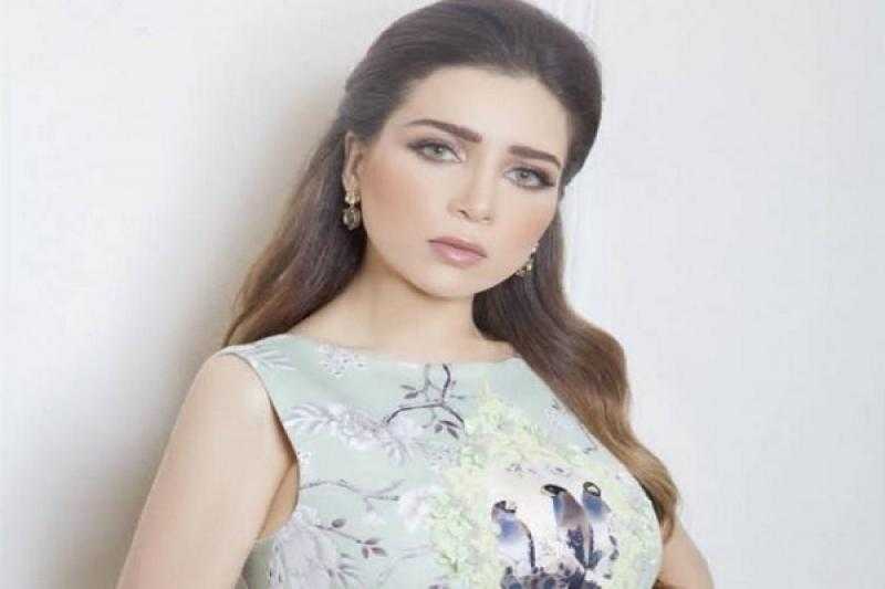 مي عز الدين تسلم فستان زفافها في عمر وسلمي لإحدى متابعينها.. شاهد