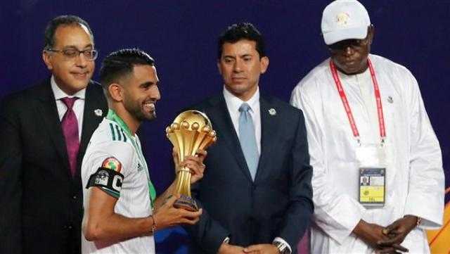 بالفيديو.. رياض محرز يتجاهل مصافحة رئيس الوزراء في أمم أفريقيا