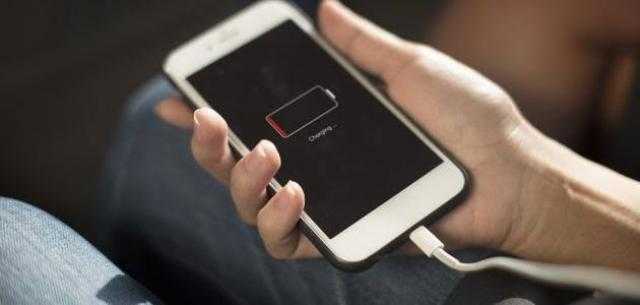 لو هاتفك أيفون.. احذر 5 تطبيقات تستنزف بطاريتك