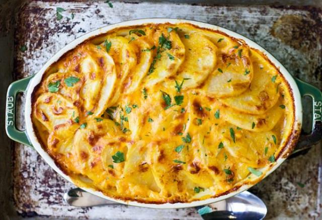بطاطس مشوية بالجبن الموزريلا