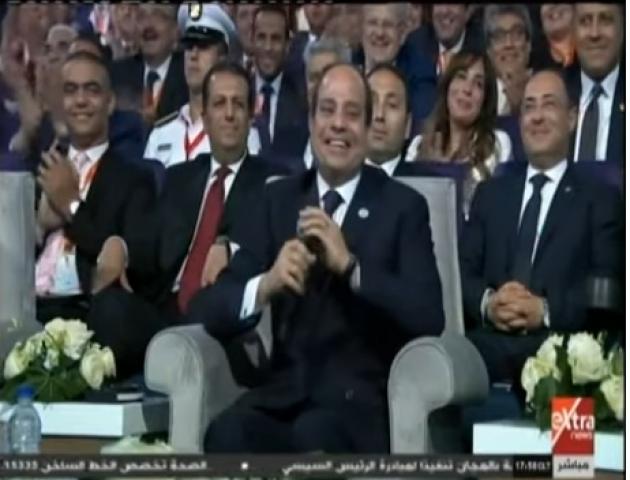 السيسي يطلُب من فتاة كفيفة الغناء