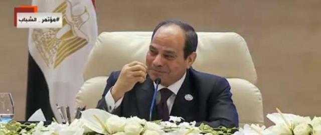بالفيديو.. الرئيس السيسي مازحًا وزير المالية: «منشفها علينا ليه»