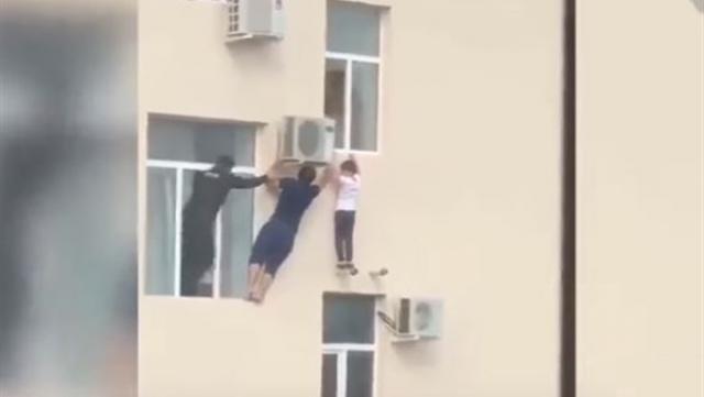 إنقاذ شاب للطفل