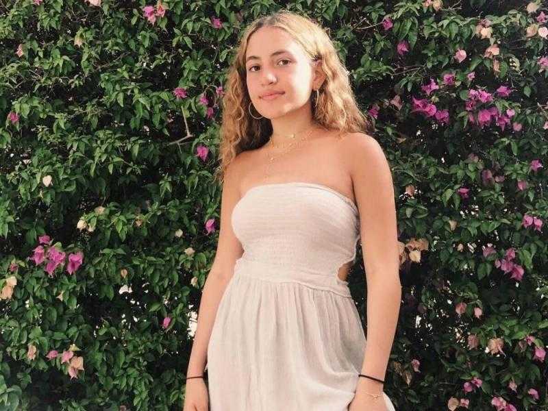 بالأبيض.. ابنة عمرو دياب تخطف الأنظار في أحدث ظهور