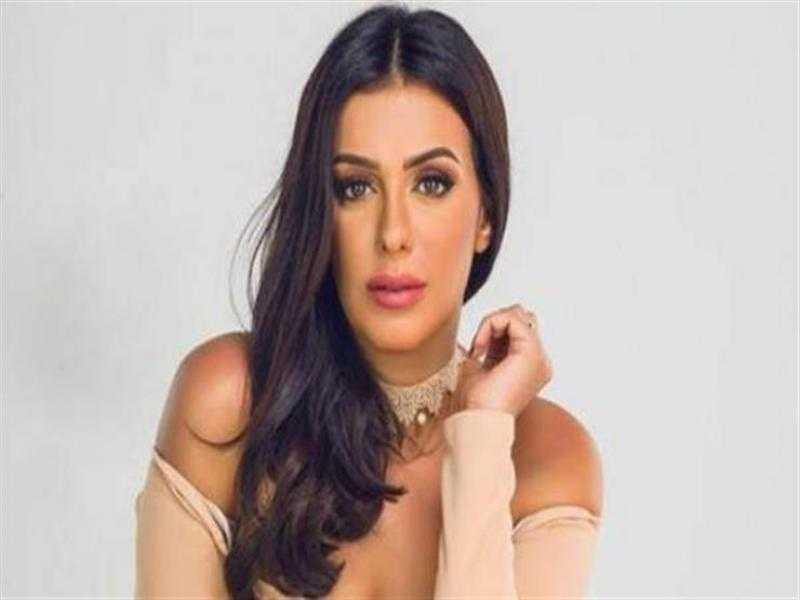 إنجي المقدم جذابة بالأبيض الفضفاض