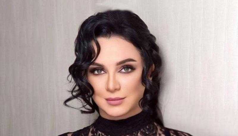 سلاف فواخرجي تستقبل رمضان بالزي الكردي الراقي.. صور