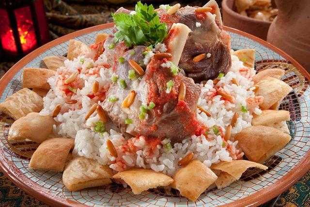 تعرفي علي طريقة عمل وفوائد الفتة المصرية
