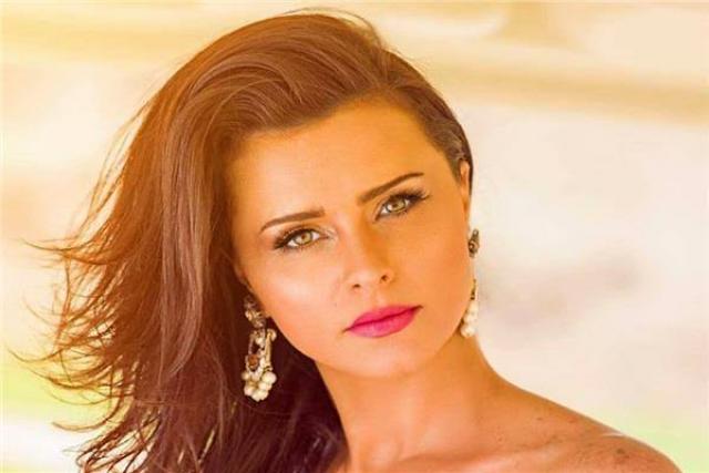 الفنانة نور