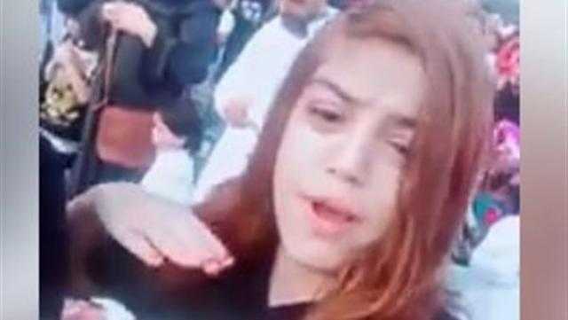 «هي الدنيا جرى فيها إيه».. فتاة ترقص وتغني على مهرجان شعبي أثناء صلاة العيد