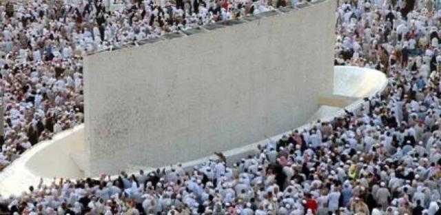 حجاج بيت الله يؤدون مناسك رمي الجمرات في ثالث أيام التشريق