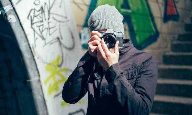 الحبس والغرامة عقوبة تصوير المواطنين دون إذن
