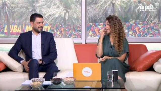 بإشارات الأعين.. مذيعة تُحرج زميلها ويرد: ”شكلك مبسوطة” (فيديو)
