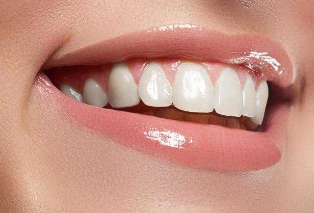 بهذه الطريقة المنزلية يمكنك الحصول علي إبتسامة المشاهير