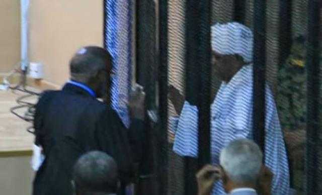 شاهد .. مقطع فيديو للرئيس السوداني المخلوع «البشير» داخل المحكمة