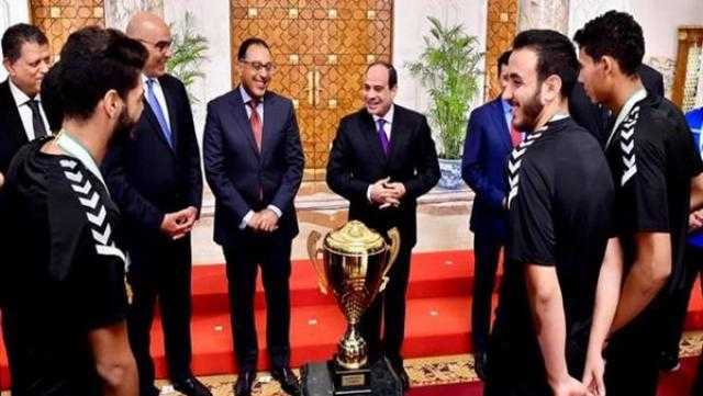 بالفيديو.. السيسي يشكر منتخب كرة اليد للناشئين لتتويجه بكأس العالم