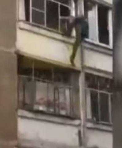 بالفيديو.. تخلى عن كل مشاعر الأبوة وحاول إلقاء طفلته من النافذة
