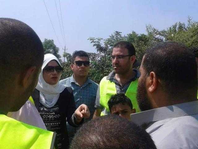 شباب بنها يقومون بحملة نظافة في المدخل الرئيسي لقرية كفر مويس