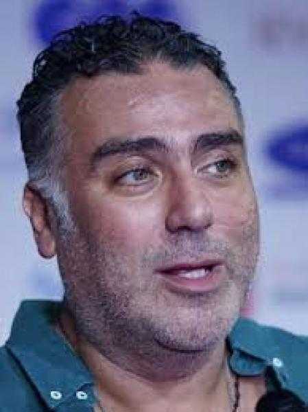 بعد غيابه عن الافتتاح..تامر حبيب يلتقط الصور مع محبيه بمهرجان القاهرة السينمائي