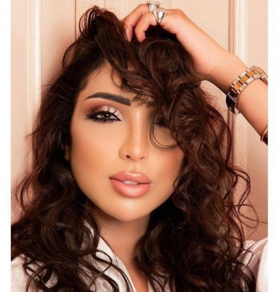 دنيا بطمة تخطف الأنظار بالقفطان المغربي