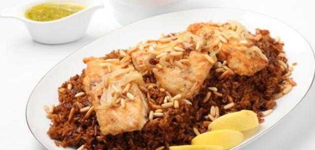 بطريقة محلات الأسماك.. أرز الصيادية