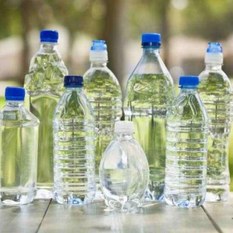 زجاجات مياة بلاستيكية