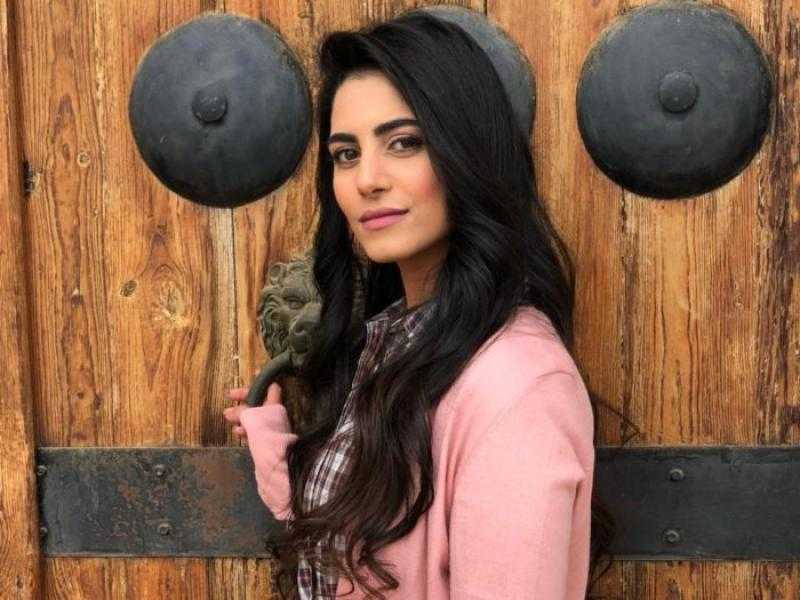 ولاء الشريف تتألق بالكاجوال أثناء عطلتها في باريس(صور)