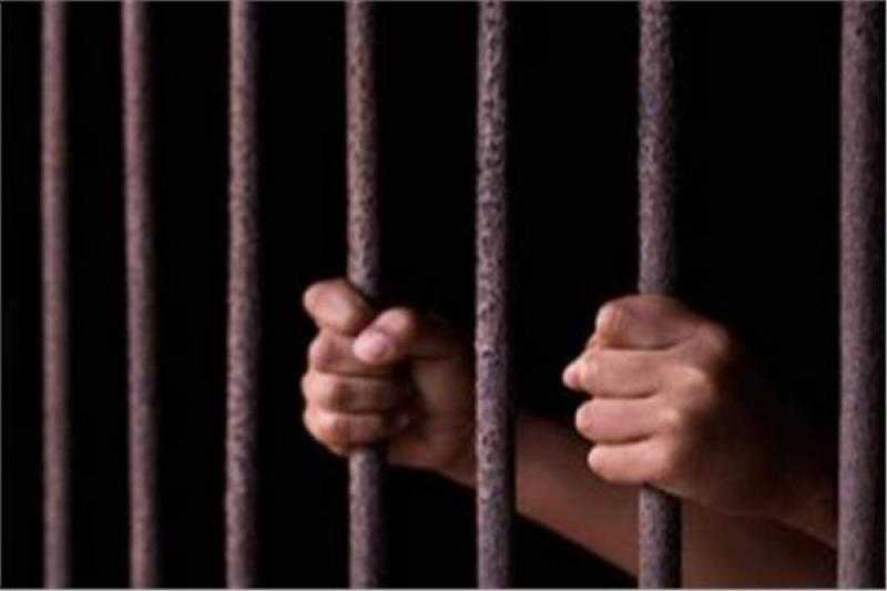 ضبط متهم بعرض عملات أجنبية وتماثيل على تيك توك